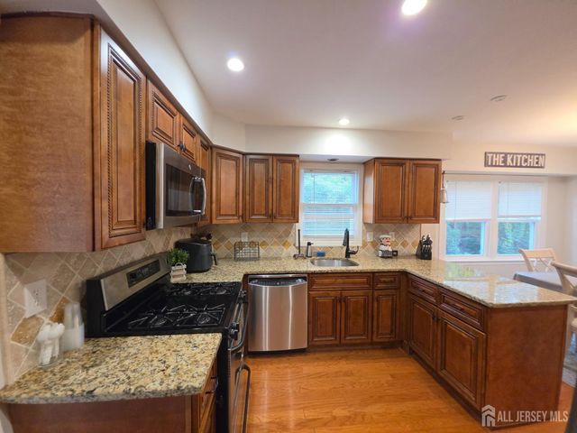 16 Glynn Court, Parlin, NJ 08859