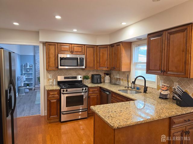 16 Glynn Court, Parlin, NJ 08859