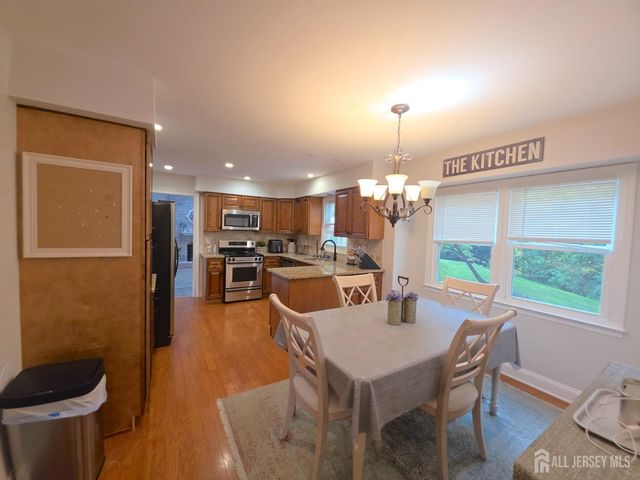16 Glynn Court, Parlin, NJ 08859