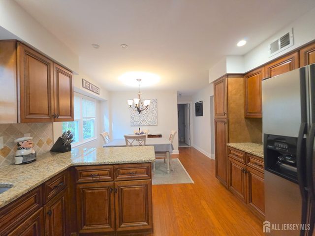 16 Glynn Court, Parlin, NJ 08859