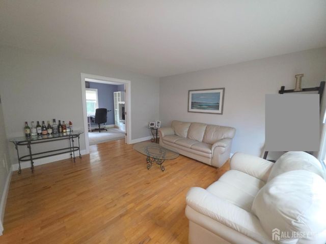 16 Glynn Court, Parlin, NJ 08859