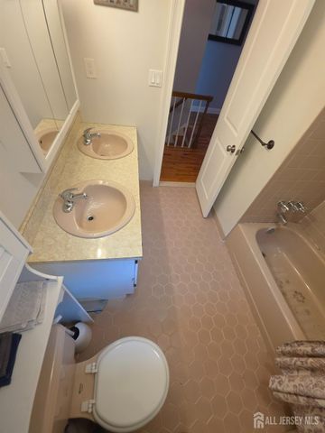 16 Glynn Court, Parlin, NJ 08859