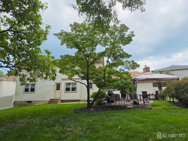 16 Glynn Court, Parlin, NJ 08859