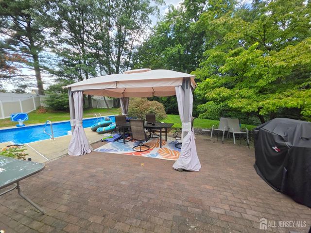 16 Glynn Court, Parlin, NJ 08859