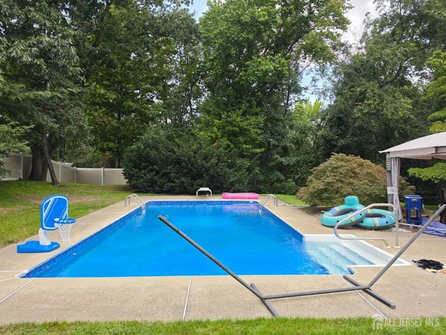 16 Glynn Court, Parlin, NJ 08859