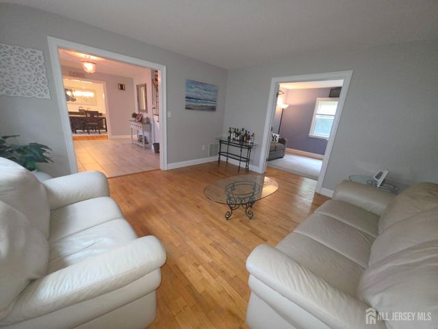 16 Glynn Court, Parlin, NJ 08859