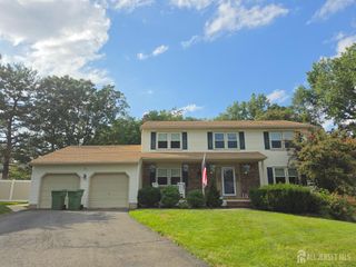 16 Glynn Court, Parlin, NJ 08859