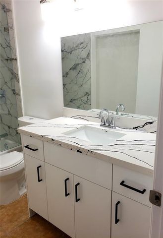 18338 NW 68th Avenue B, Hialeah, FL 33015