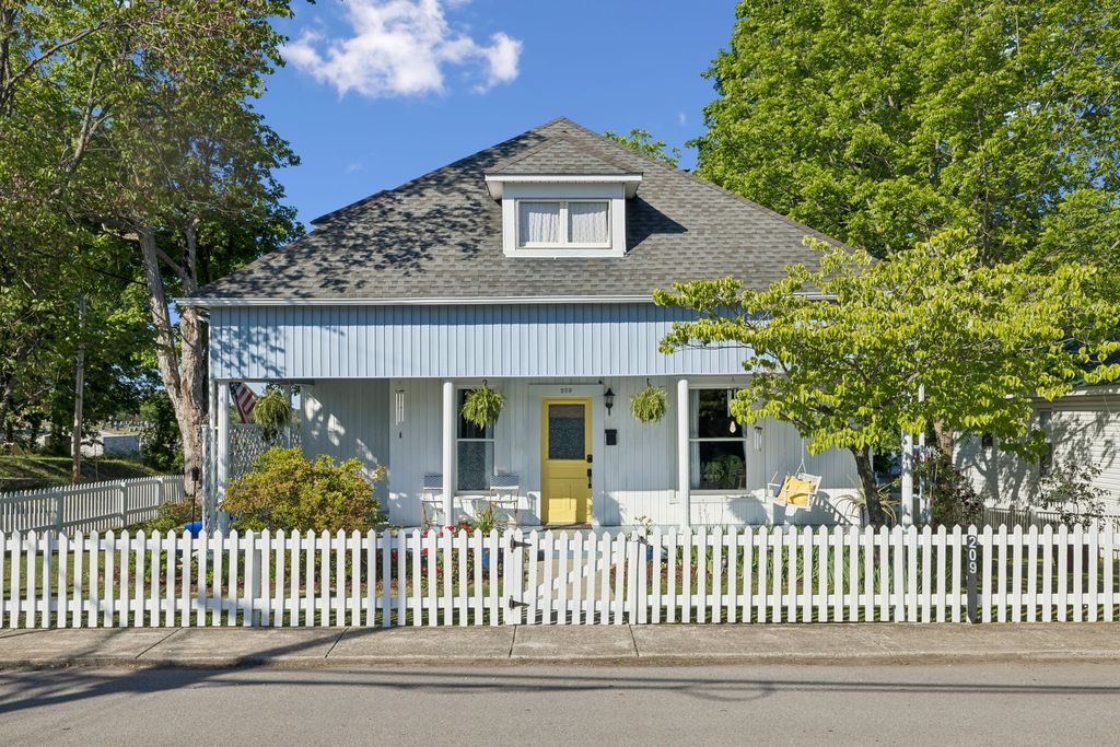 209 Murrell St, Dickson, TN 37055
