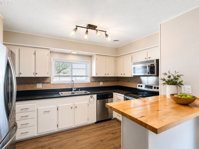1501 N HAYDEN ISLAND Dr, Portland, OR 97217