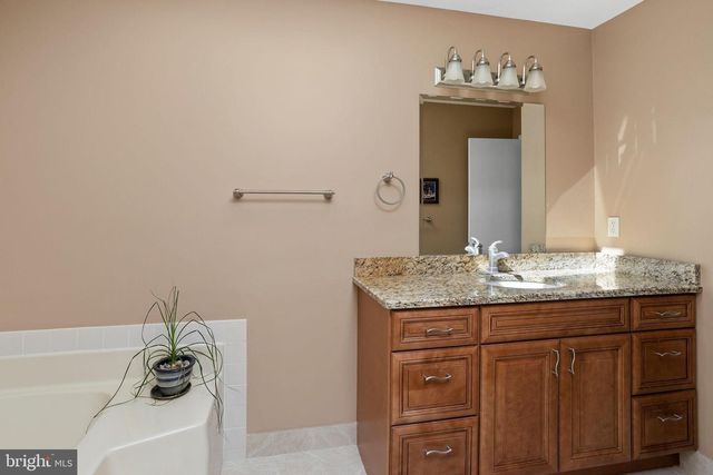 4 CARLYLE CT, Robbinsville, NJ 08691