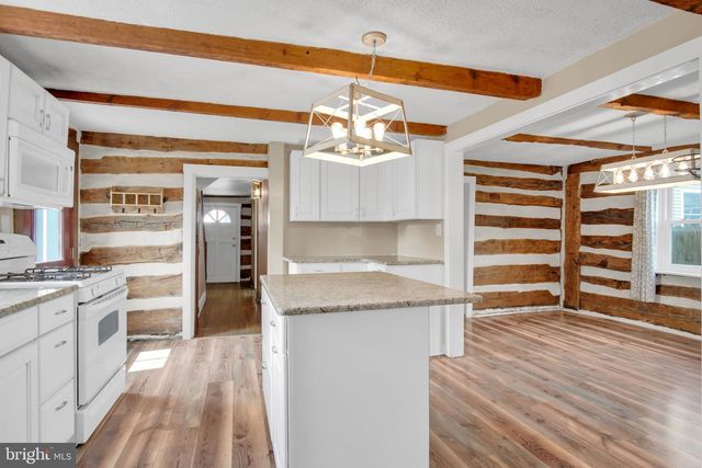 61 W MAIN ST, New Kingstown, PA 17072