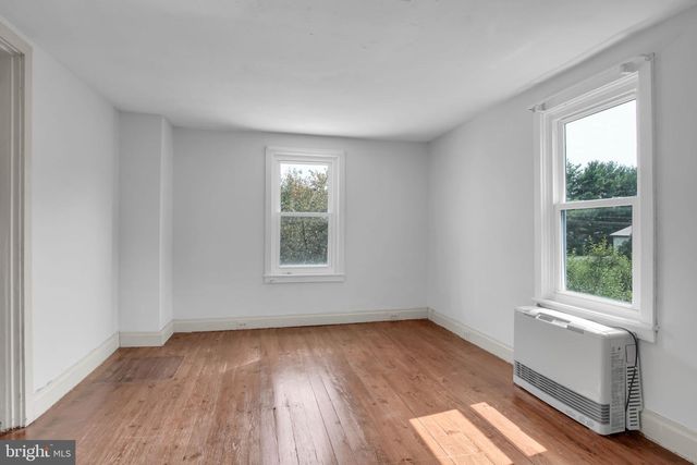 61 W MAIN ST, New Kingstown, PA 17072