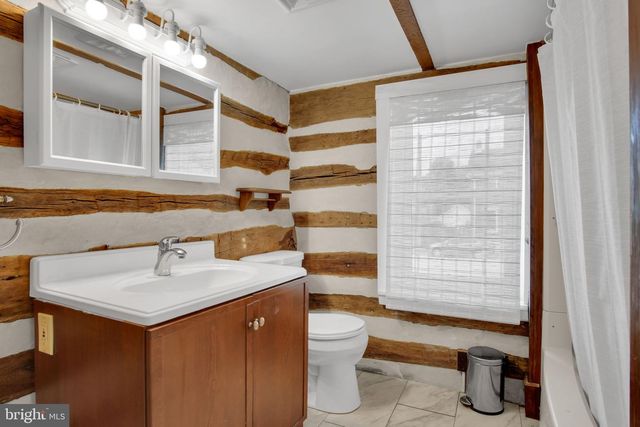 61 W MAIN ST, New Kingstown, PA 17072