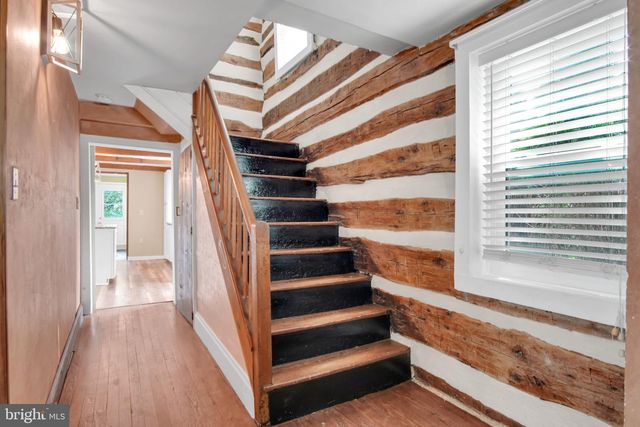 61 W MAIN ST, New Kingstown, PA 17072