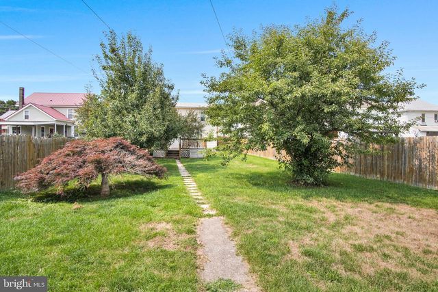 61 W MAIN ST, New Kingstown, PA 17072