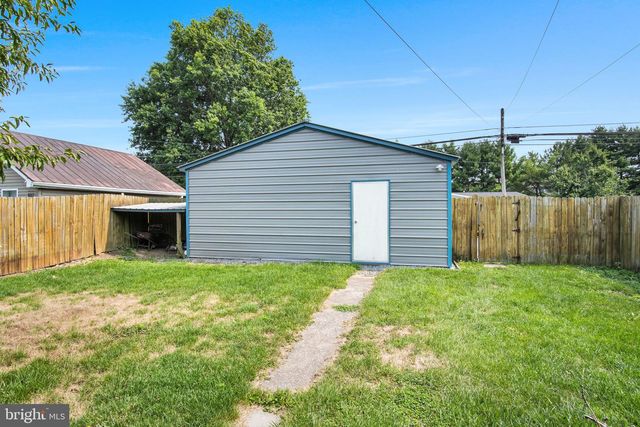 61 W MAIN ST, New Kingstown, PA 17072