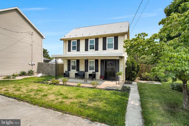 61 W MAIN ST, New Kingstown, PA 17072