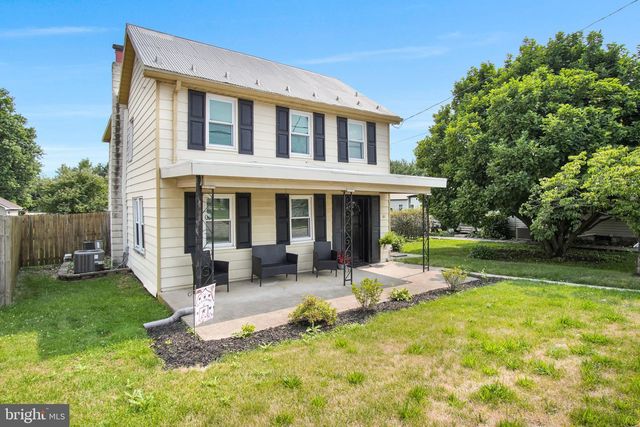 61 W MAIN ST, New Kingstown, PA 17072