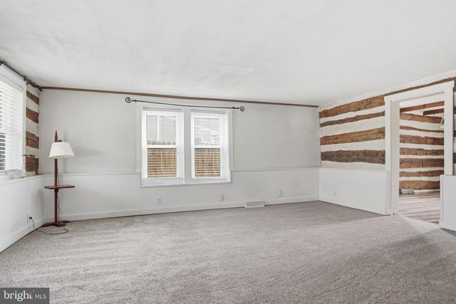 61 W MAIN ST, New Kingstown, PA 17072