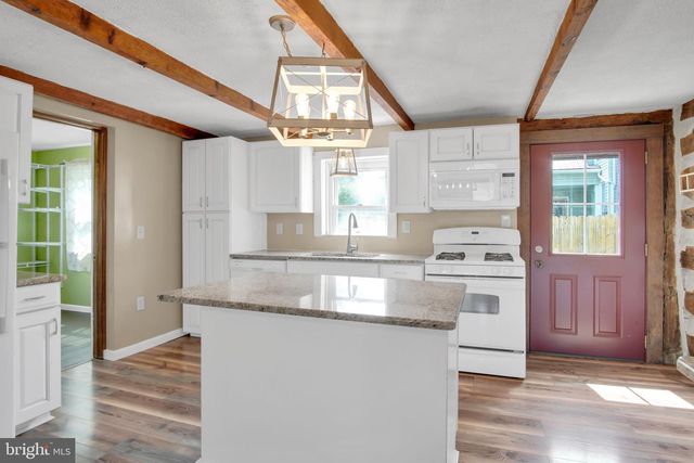 61 W MAIN ST, New Kingstown, PA 17072