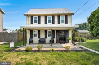 61 W MAIN ST, New Kingstown, PA 17072