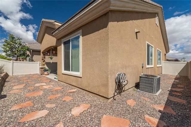 19493 Tor Hill, Apple Valley, CA 92308