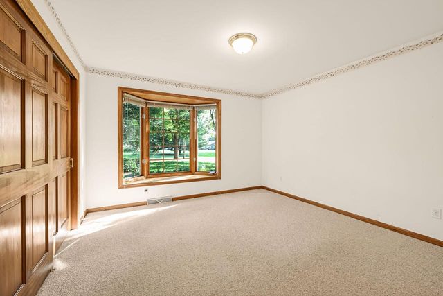 1244 Hickory DRIVE N, Waukesha, WI 53186