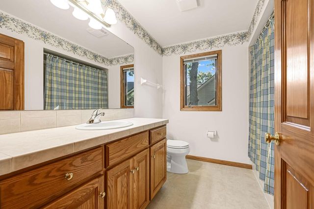 1244 Hickory DRIVE N, Waukesha, WI 53186