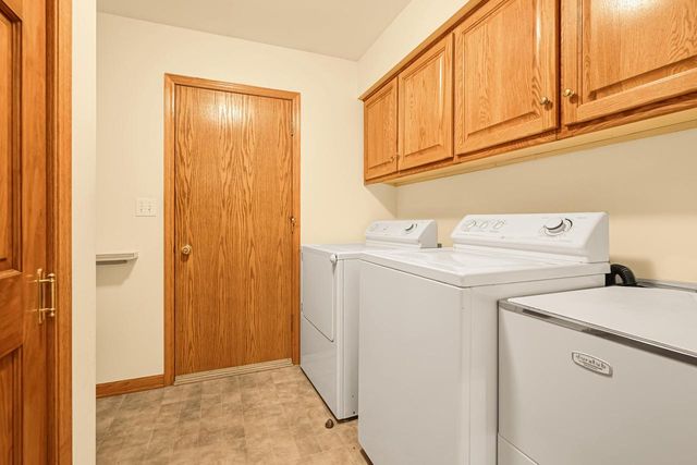 1244 Hickory DRIVE N, Waukesha, WI 53186