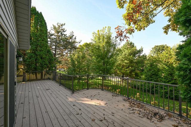 1244 Hickory DRIVE N, Waukesha, WI 53186