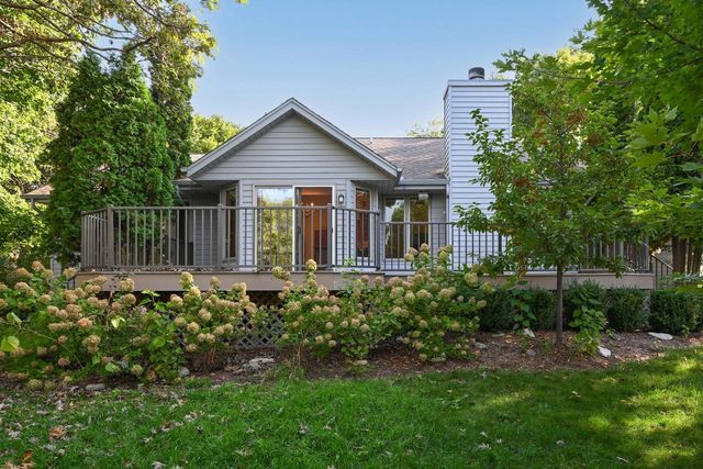 1244 Hickory DRIVE N, Waukesha, WI 53186