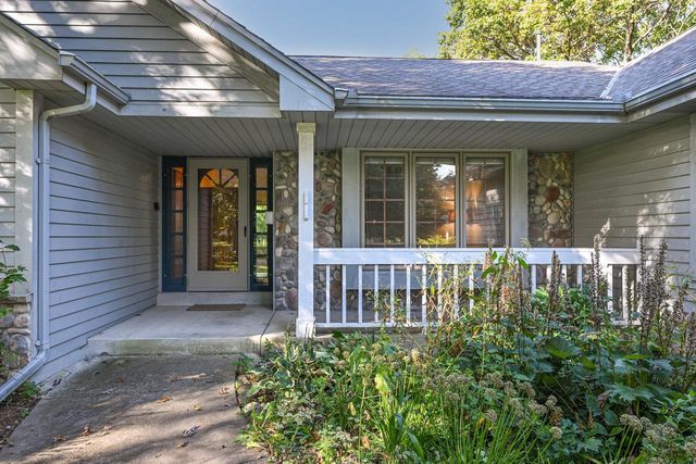 1244 Hickory DRIVE N, Waukesha, WI 53186