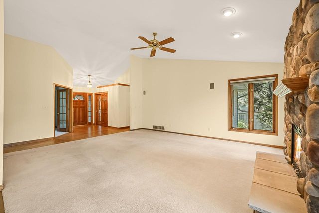 1244 Hickory DRIVE N, Waukesha, WI 53186