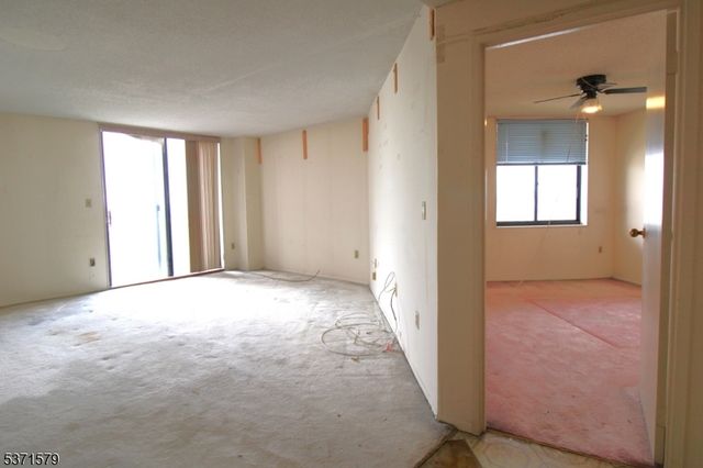 2234 Harmon Cove Tower, Secaucus Town, NJ 07094