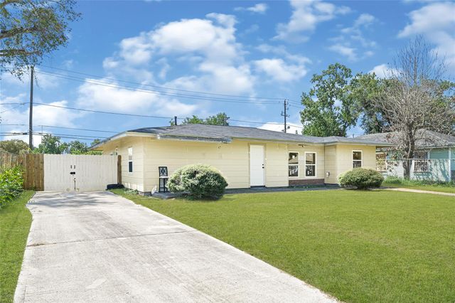 5946 Ridgeway Drive, Houston, TX 77033