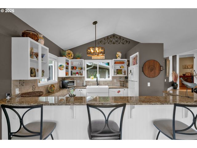 6027 VIEW Loop, Florence, OR 97439