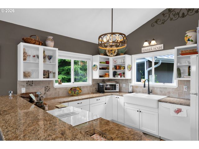 6027 VIEW Loop, Florence, OR 97439