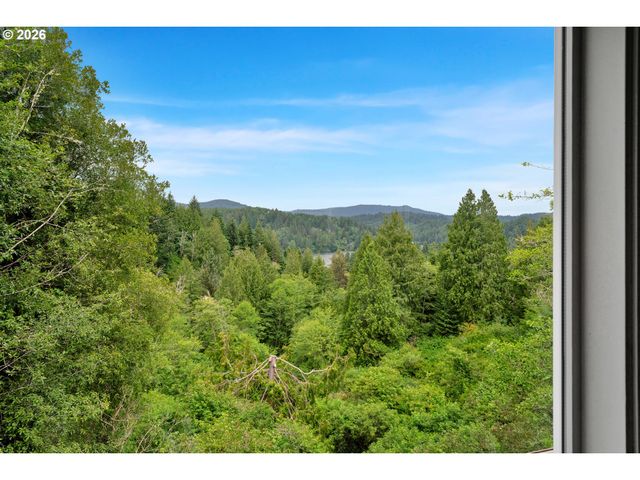 6027 VIEW Loop, Florence, OR 97439