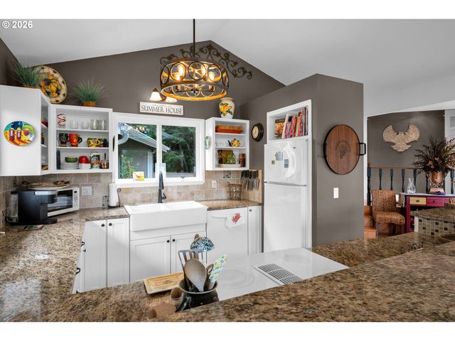 6027 VIEW Loop, Florence, OR 97439