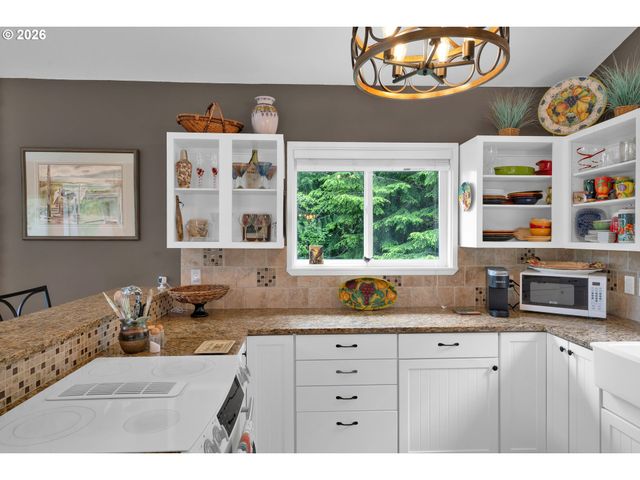 6027 VIEW Loop, Florence, OR 97439