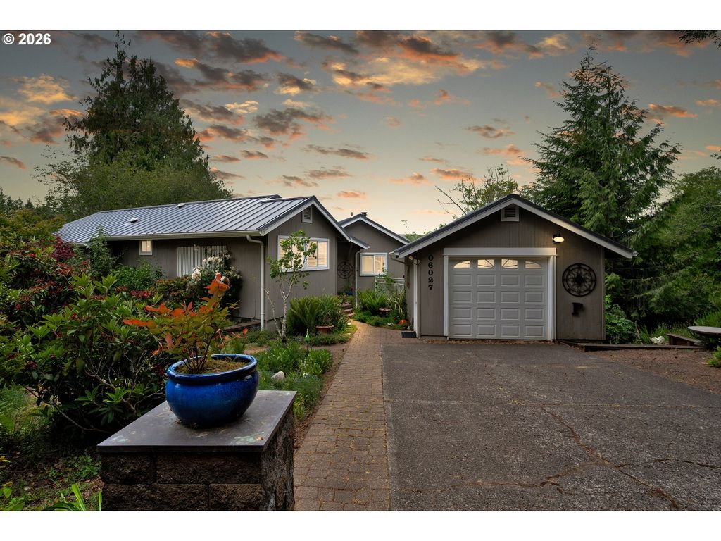 6027 VIEW Loop, Florence, OR 97439
