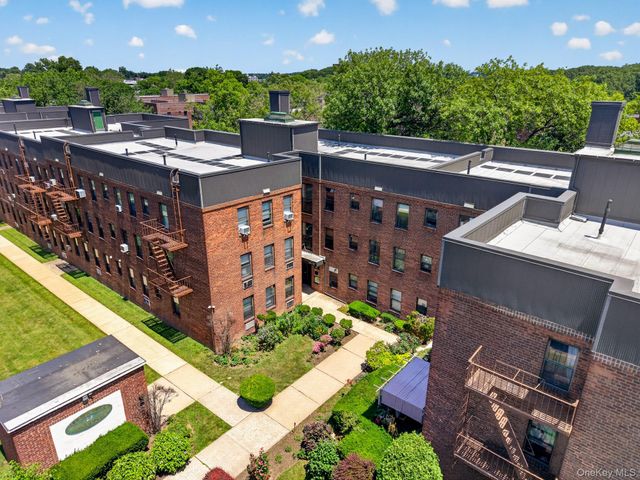 215-43 48th Ave 3E, Bayside, NY 11361