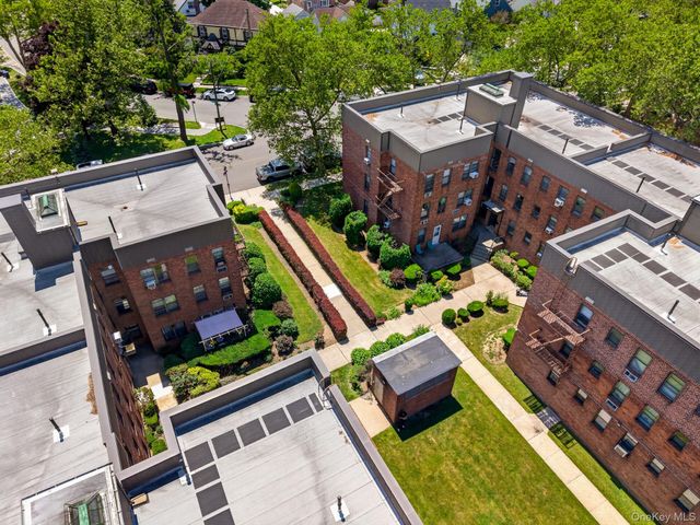215-43 48th Ave 3E, Bayside, NY 11361
