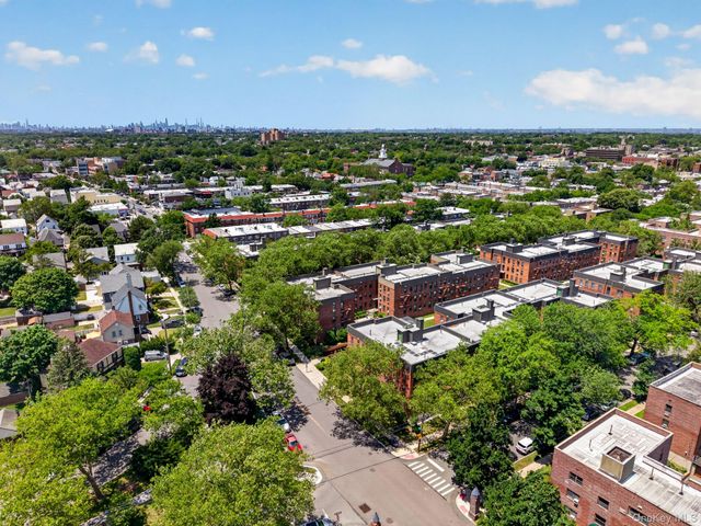 215-43 48th Ave 3E, Bayside, NY 11361