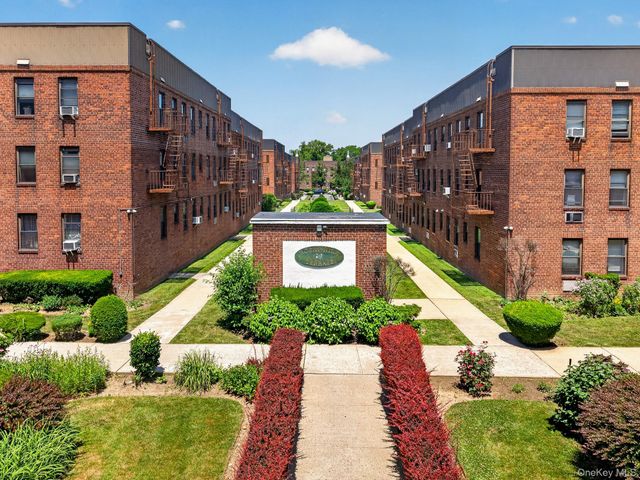 215-43 48th Ave 3E, Bayside, NY 11361