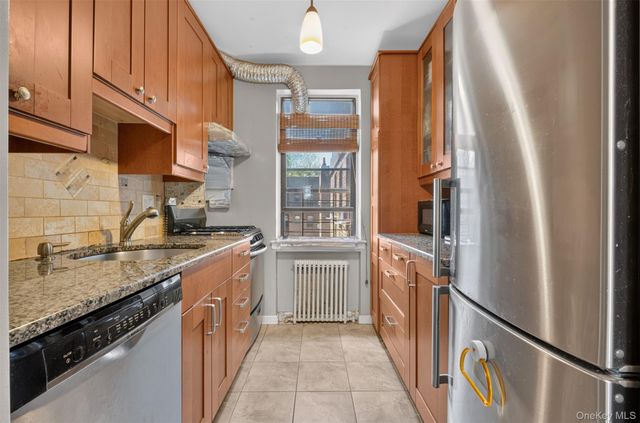 215-43 48th Ave 3E, Bayside, NY 11361