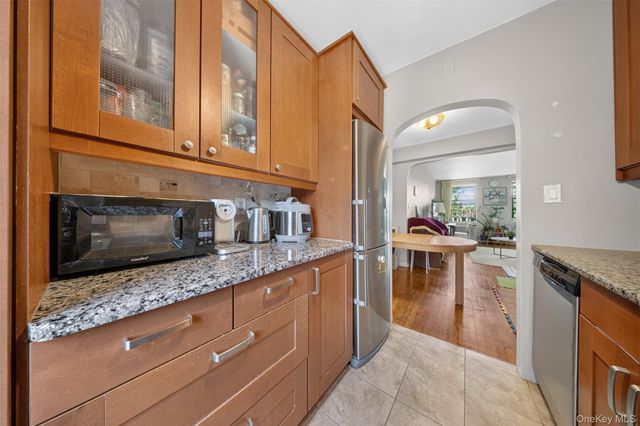 215-43 48th Ave 3E, Bayside, NY 11361