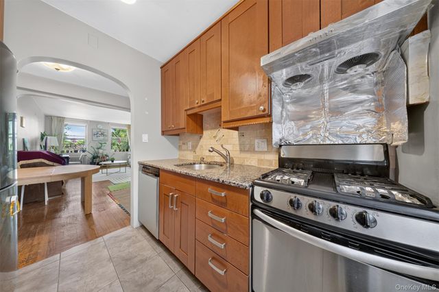 215-43 48th Ave 3E, Bayside, NY 11361