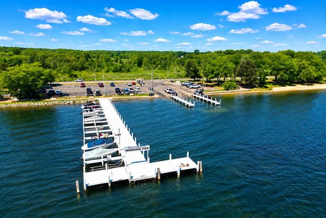512 Wiswell DRIVE, Williams Bay, WI 53191
